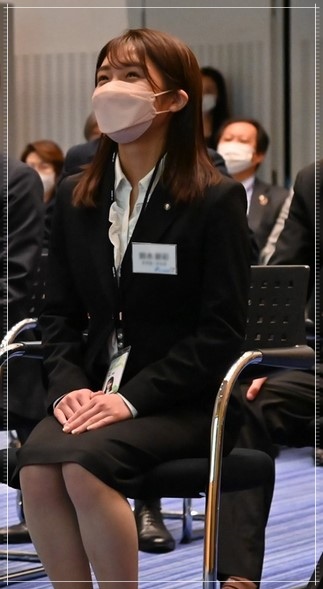 テレビ朝日の入社式で笑顔を見せる鈴木新彩アナ