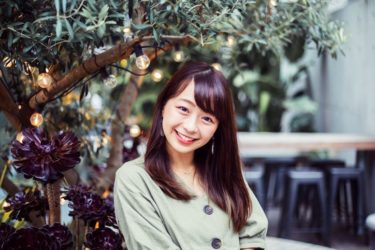 小室瑛莉子のカップ画像まとめ！足が美脚でニット衣装もかわいい！
