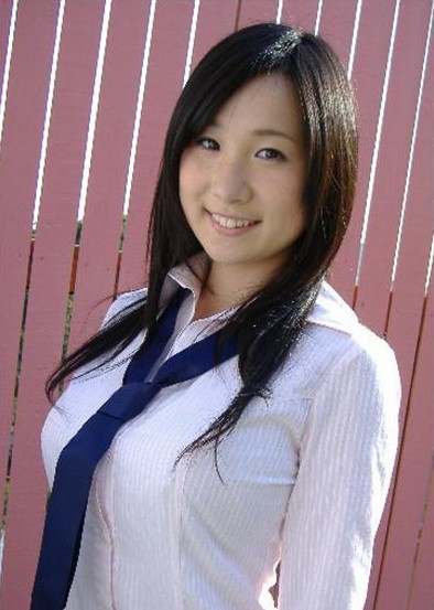 吉井明子さんに似ているグラビアアイドルの桐山瑠衣さん