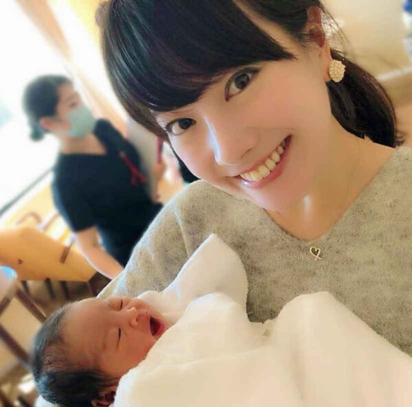 赤ちゃんを抱く新垣泉子アナ