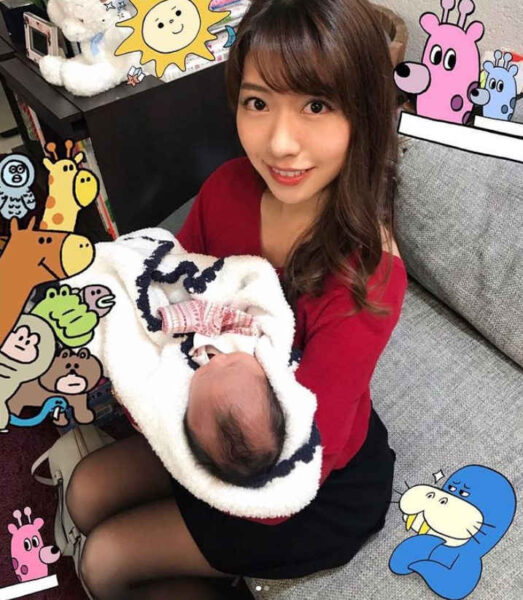 赤ちゃんを抱く小野寺結衣アナ