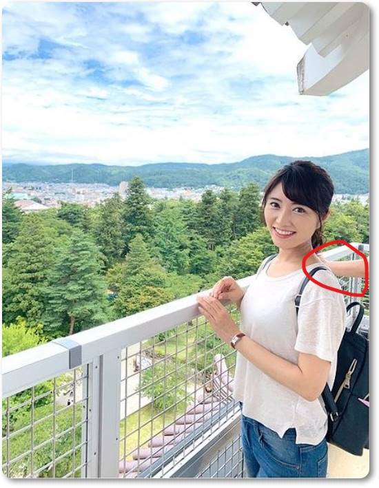 誰か（彼氏？）の手が写り込んでいる久保井朝美の写真