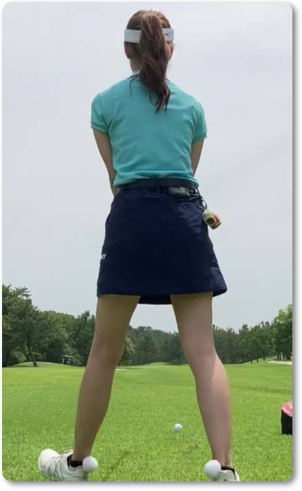 増田紗織アナのミニスカゴルフウェアの美脚画像