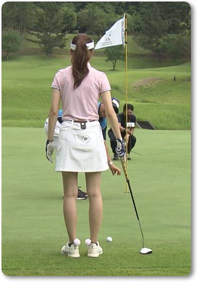 増田紗織アナのミニスカゴルフウェアの美脚画像