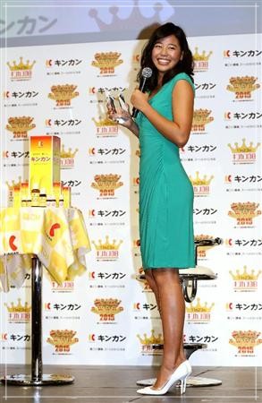 キンカンAWARD2015授賞式で見事なスタイルを披露した坂口佳穂