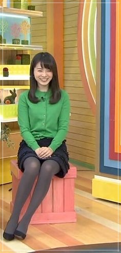 皆川玲奈アナのミニスカート画像