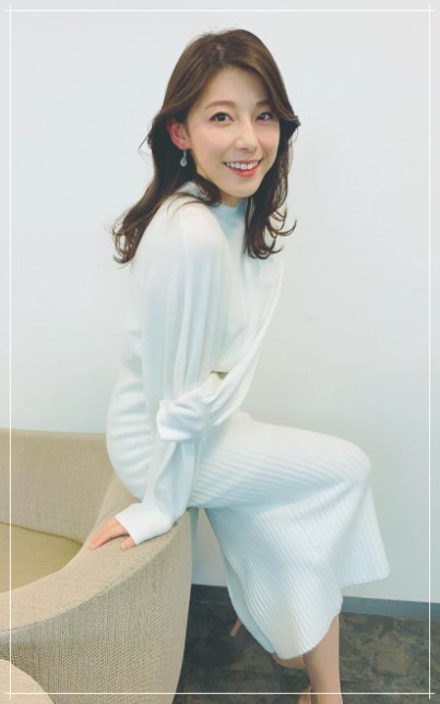 上村彩子アナのニット衣装画像