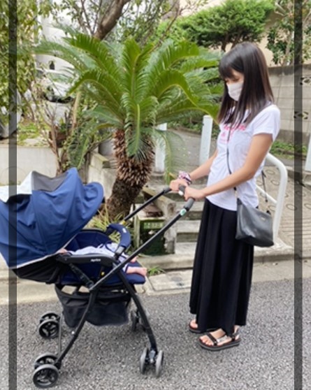 赤ちゃんを乗せたベビーカーで近所の公園を訪れる紀真耶アナ