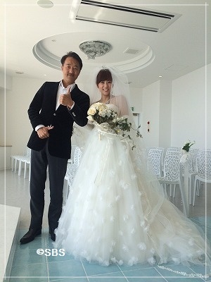 ウエディングドレス姿の重長智子アナと「ヴィラ・エッフェ」社長の加藤氏