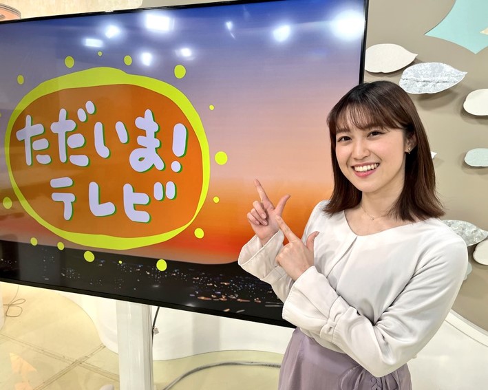 静岡放送で「ただいまテレビ」に出演する弦間彩華アナ