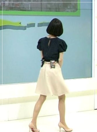 池田伸子アナの美脚ミニスカート画像