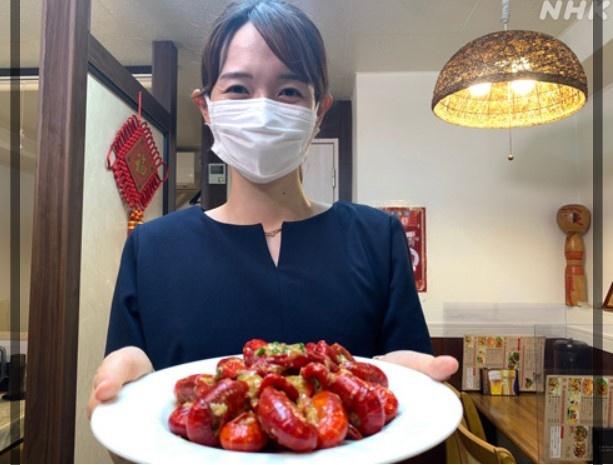 「てれまさむね」の生中継でザリガニ料理の食レポに挑戦した松廣香織アナ