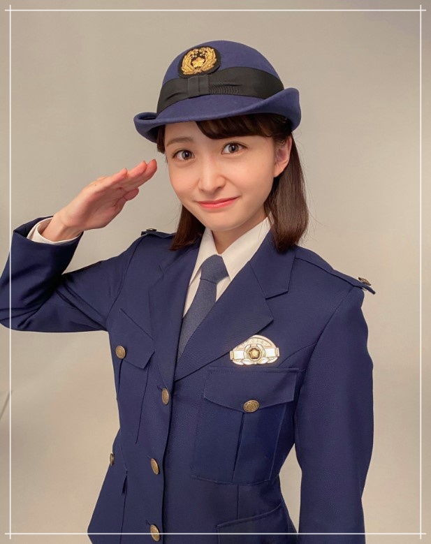 福島県警察本部2022年警察官カレンダーのモデルを務めた尾形杏奈アナ
