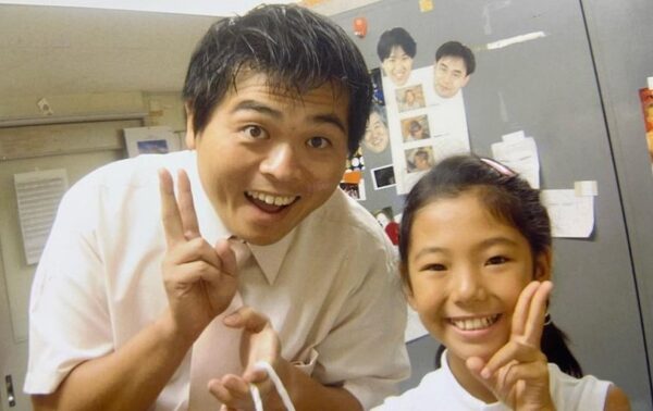 MBC南日本放送森万由子アナ、小学3年の時野口たかおさんと撮った写真