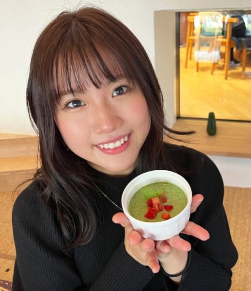 KBS瀬戸内海放送の山下佳乃アナ、2022.12月社食を食べる様子
