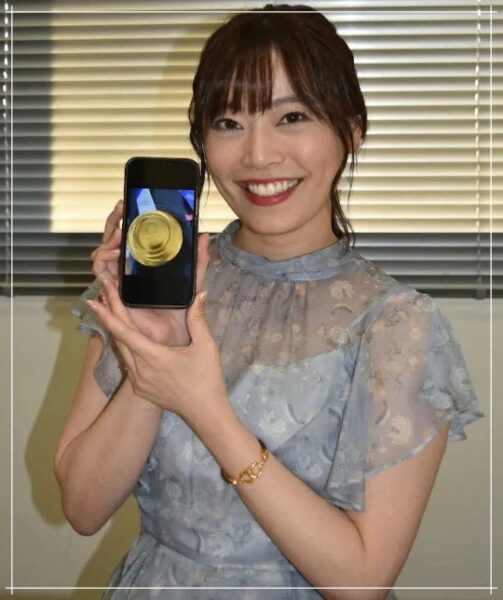 フリーアナウンサー松本圭世アナ、水谷隼選手から金メダルの写真を送ってもらった様子