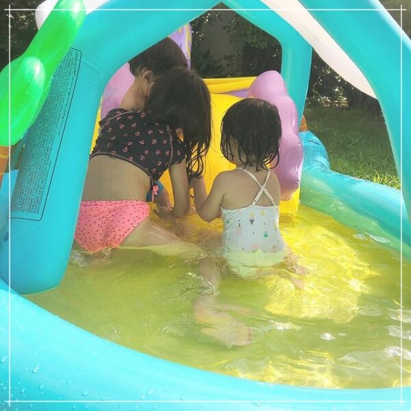 ホリプロ所属のフリーアナウンサー松尾翠アナ、お子さんがプールで遊ぶ様子