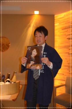 フリーアナウンサー唐橋ユミアナ、兄で社長の唐橋裕幸さんがポスターでアピール