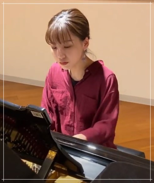 ミスコンのPRでピアノを弾く中川萌香アナ