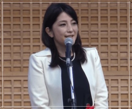 TBS田村真子アナ、母の斎宮復元建物竣工記念式典でスピーチをする様子