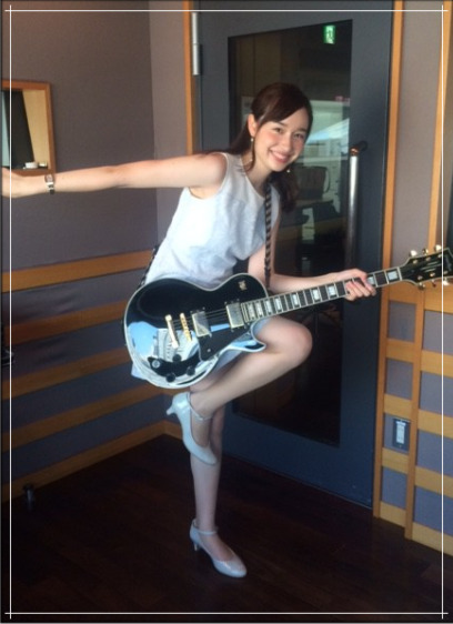 TBS宇賀神メグアナ、大学時代軽音楽部にてギターを担当しポーズを決める様子