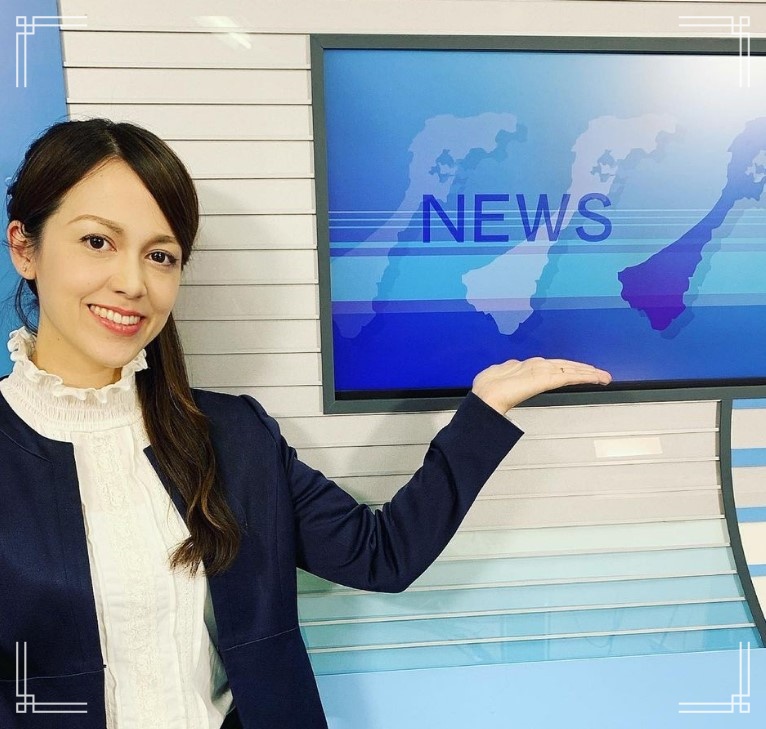 テレビ金沢の番組に出演するフリーアナウンサーの吉道さゆりアナ