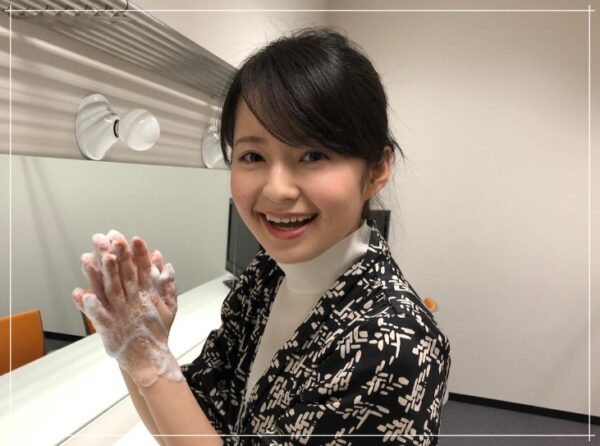 山形放送（YBC）の山川麻衣子アナ、手洗い花笠音頭を披露する様子