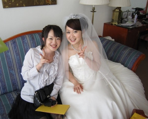 三河かおりアナの結婚式画像(笠井さやかアナとのツーショット)