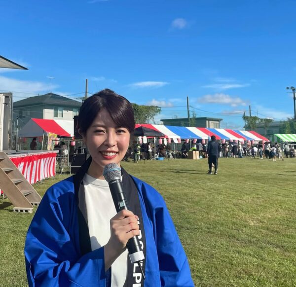 高橋泉アナのイベントMC画像