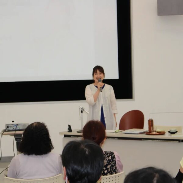三河かおりアナのイベントでの読み聞かせ画像